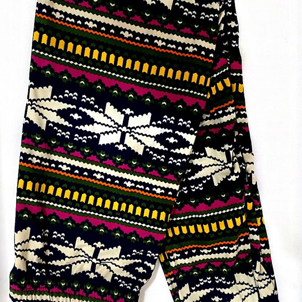 Independent NWT OS Snowflake Leggings❄️